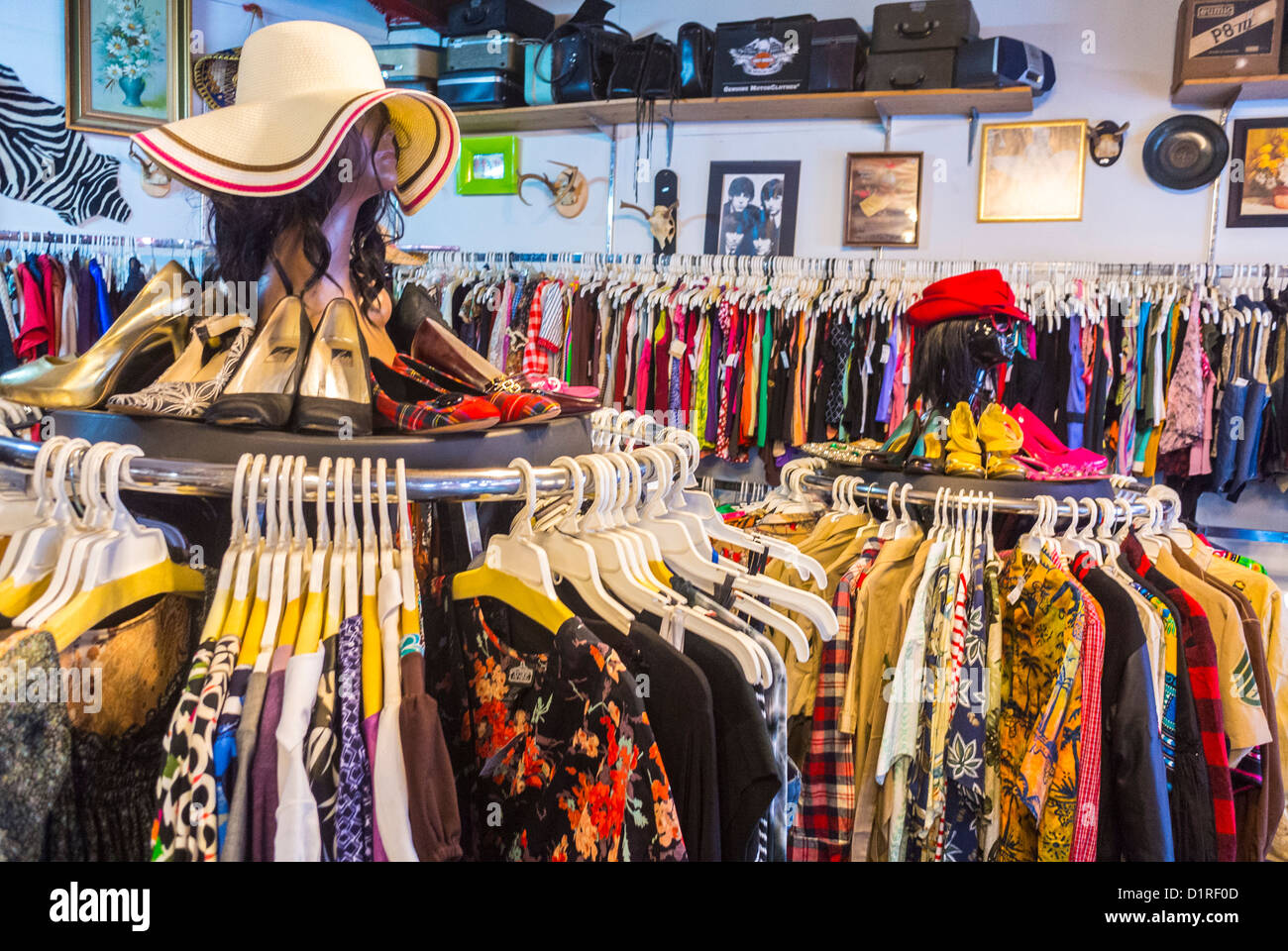 Nueva York, EE.UU., East Village, tiendas, Tienda de ropa antigua vintage, tiendas de ropa interior, tiendas de ropa 'Monk Thrift Shop' [Estados Unidos] Fotografía de stock - Alamy