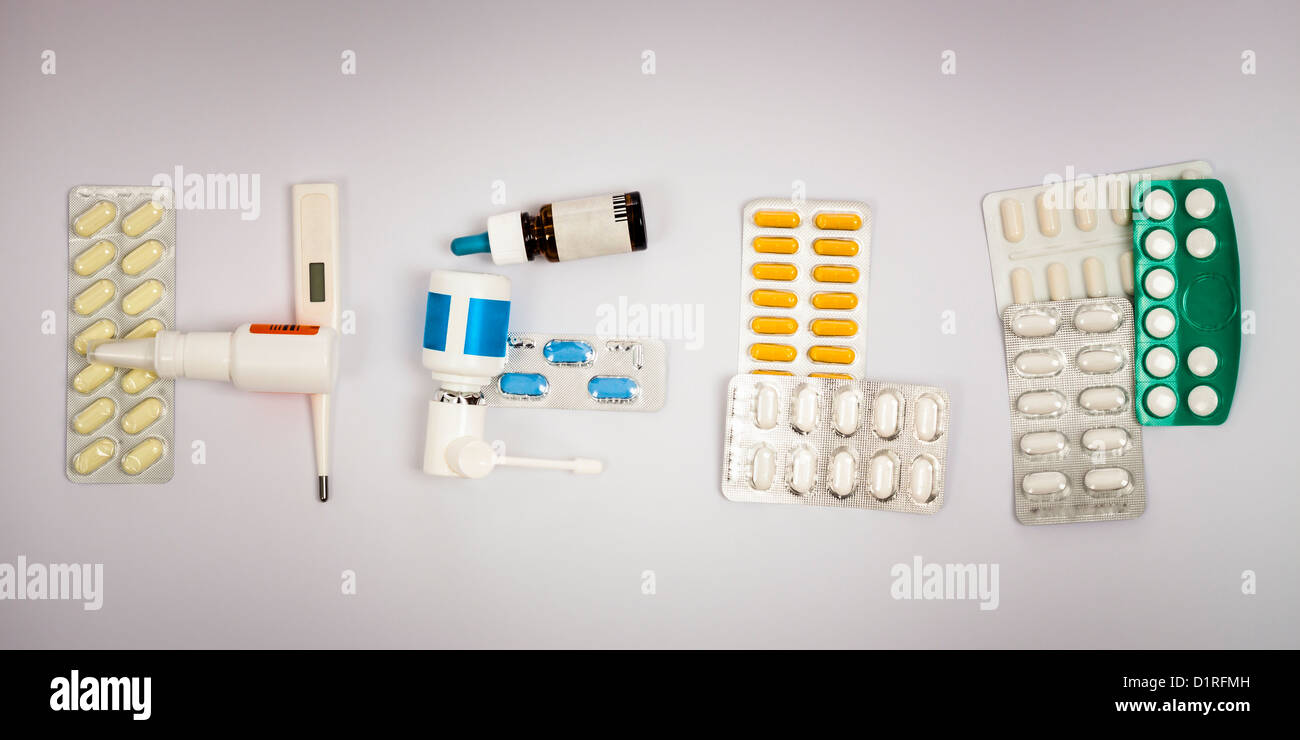 Farmacia, gotas para la nariz, atomizador nasal spray bucal, pastillas,  termómetro, comprimidos y cápsulas Fotografía de stock - Alamy