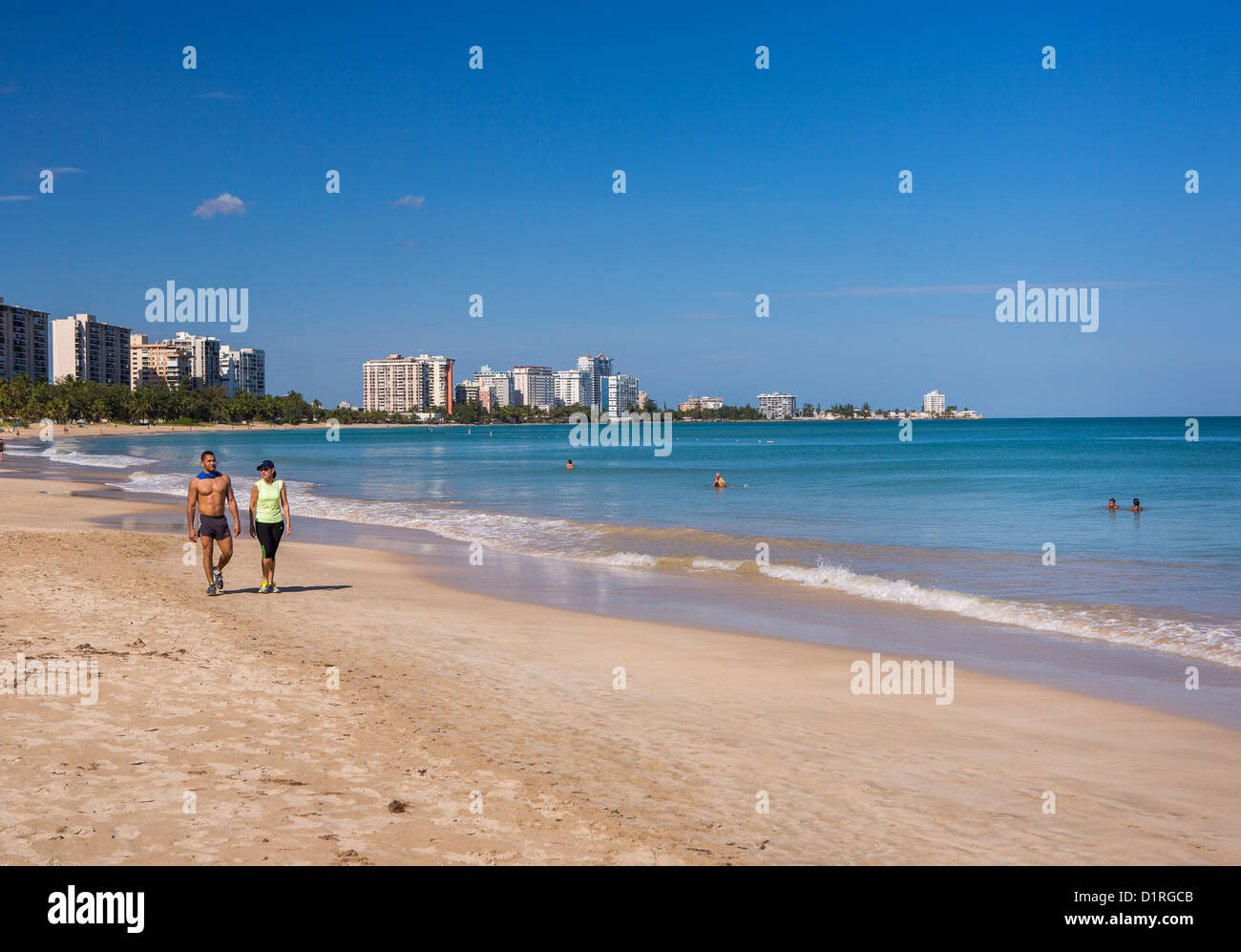 San Juan Puerto Rico Pareja Camina En La Playa De Isla Verde Beach Resort Fotografia De Stock Alamy San Juan Puerto Rico Pareja Camina En La Playa De Isla Verde Beach Resort Fotografia De Stock Alamy