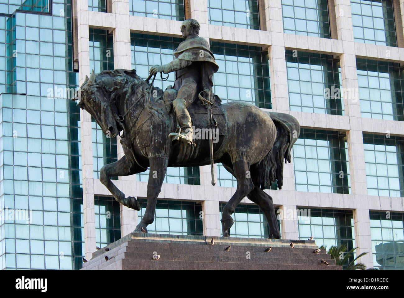Estatua de José Artigas 'Padre de la independencia uruguaya" en la Plaza Independencia en Montevideo, Uruguay, América del Sur Foto de stock