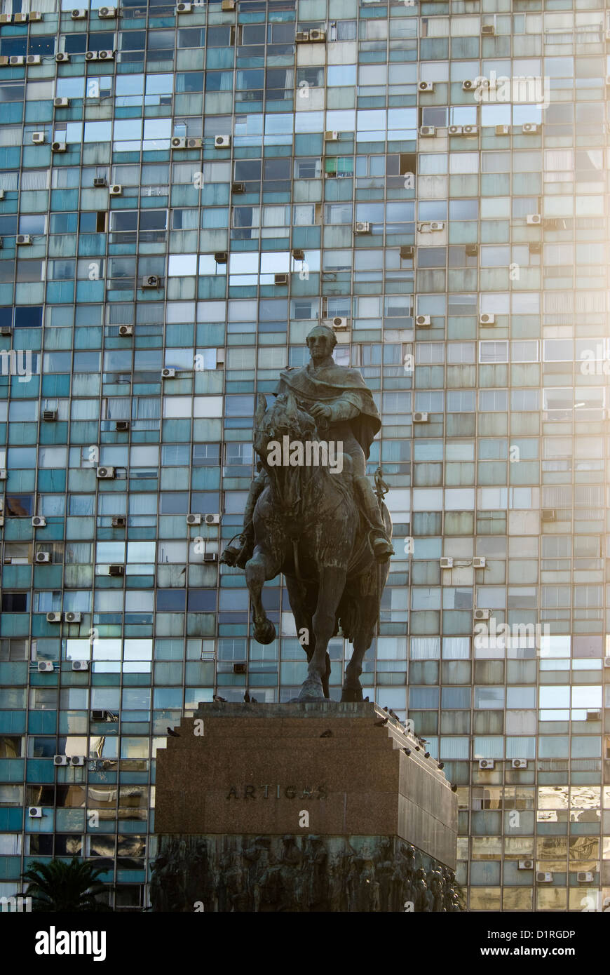 Estatua de José Artigas 'Padre de la independencia uruguaya" en la Plaza Independencia en Montevideo, Uruguay, América del Sur Foto de stock