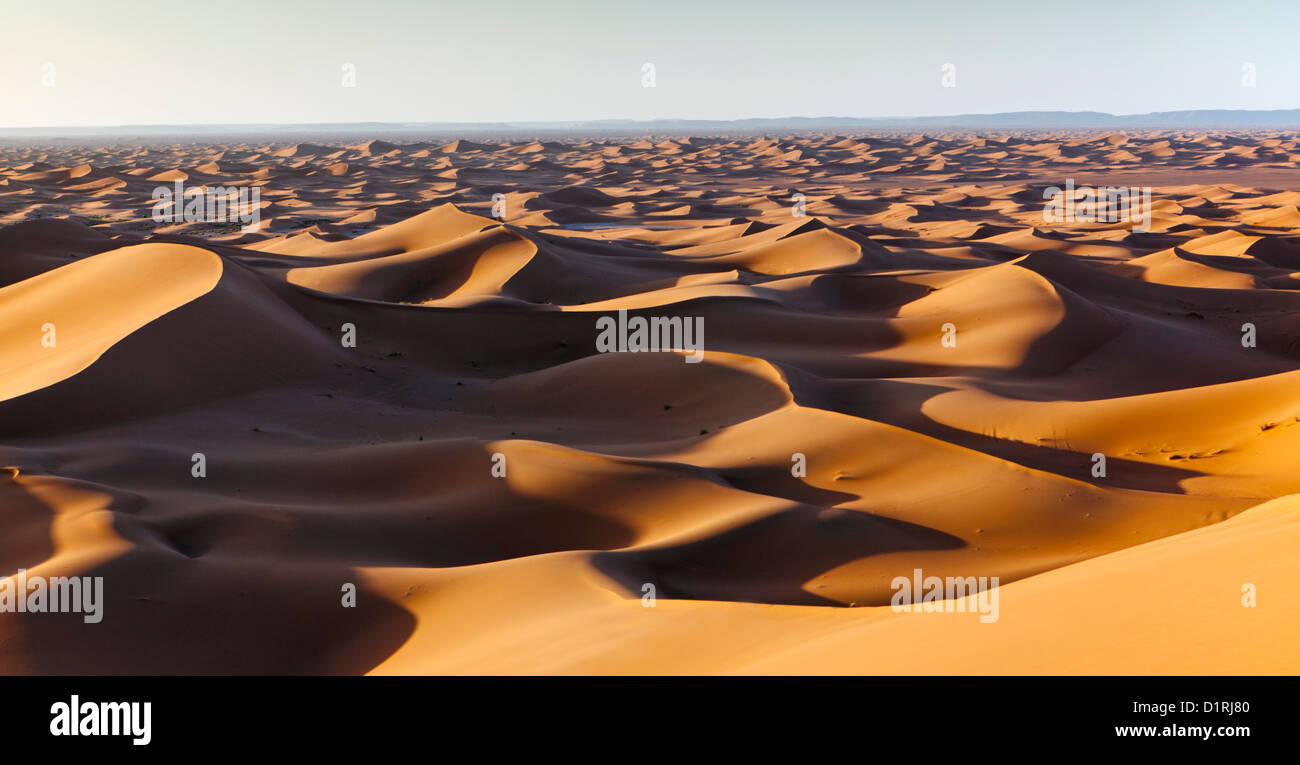 Marruecos, M'Hamid, Erg Chigaga dunas de arena. El desierto del Sahara. Vistas panorámicas. Foto de stock
