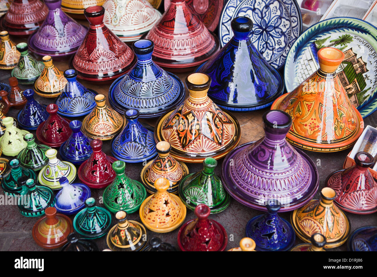 Marruecos, Marrakech, mercado. Tajine cerámica para la venta. Foto de stock