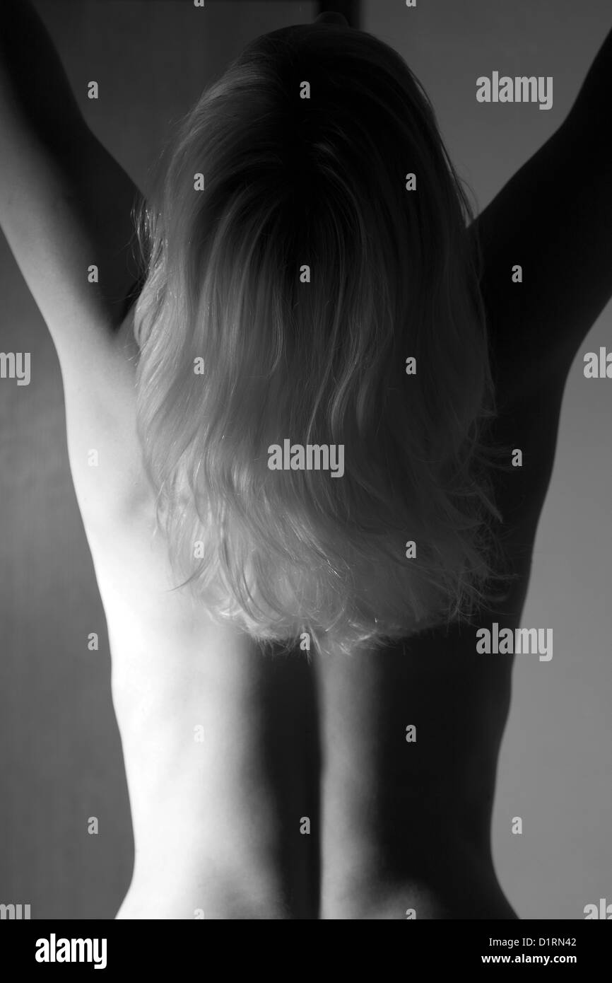 Mujer rubia con cabello largo espalda desnuda en blanco y negro Fotografía  de stock - Alamy