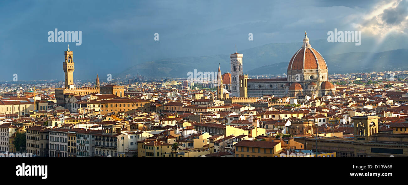 Vista panorámica de Florencia con el Palazzio Vecchio y el Duomo, Italia Foto de stock