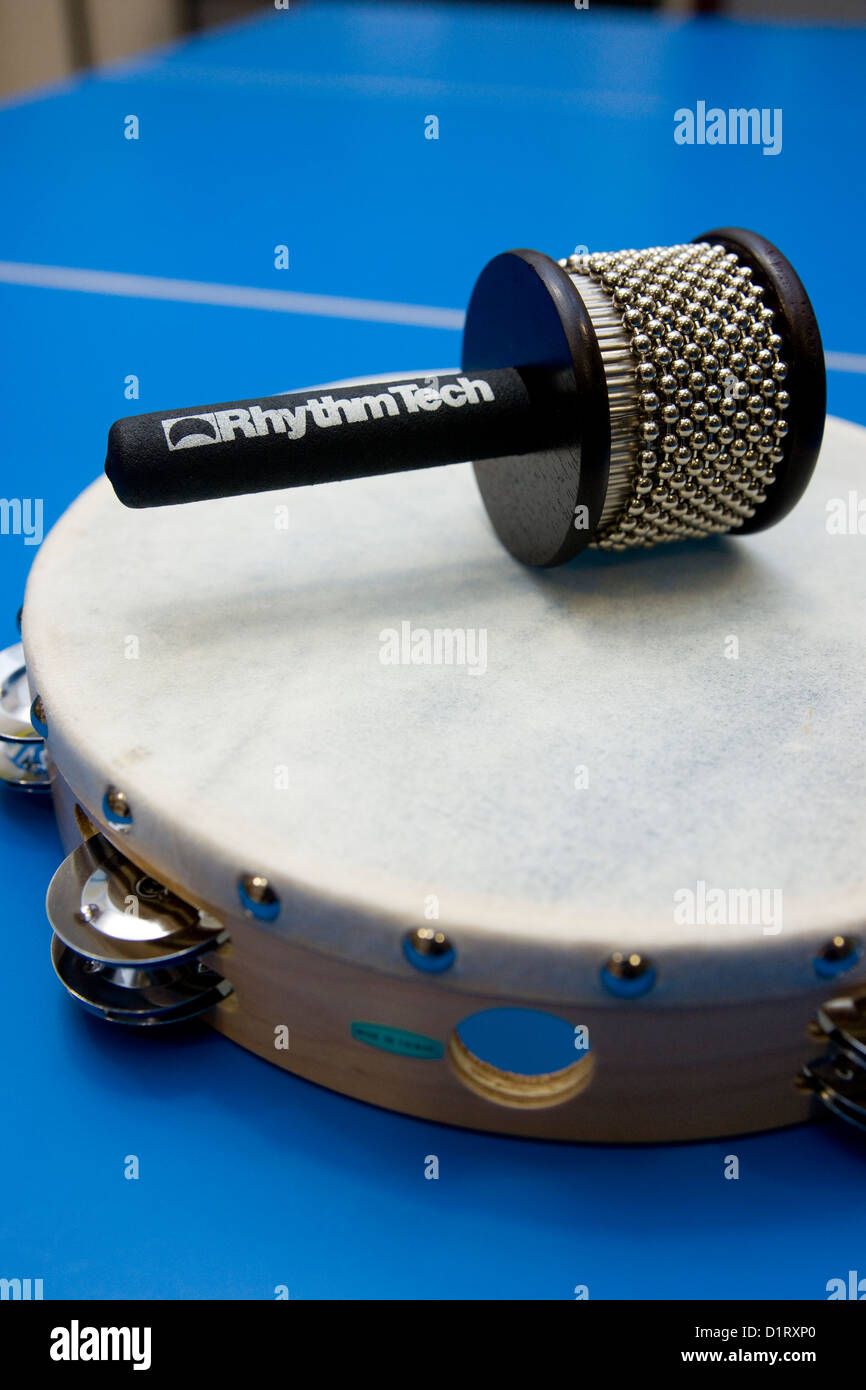 Cabasa instrumento de percusión con pandereta - agitador en la sala de  música Fotografía de stock - Alamy