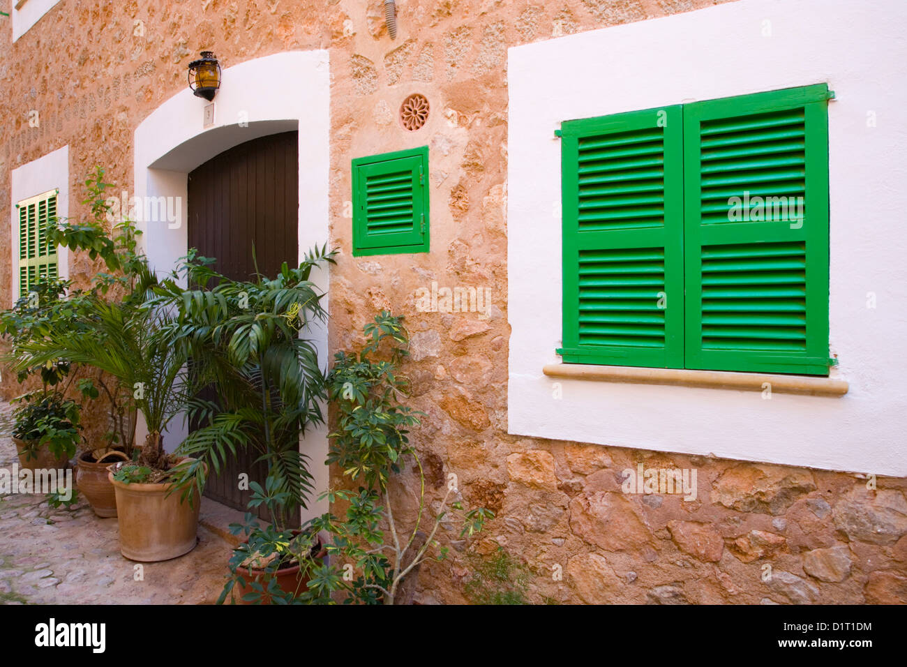 Fornalutx, Mallorca, Islas Baleares, España. Típicas ventanas con persianas  verdes en el corazón de la aldea Fotografía de stock - Alamy