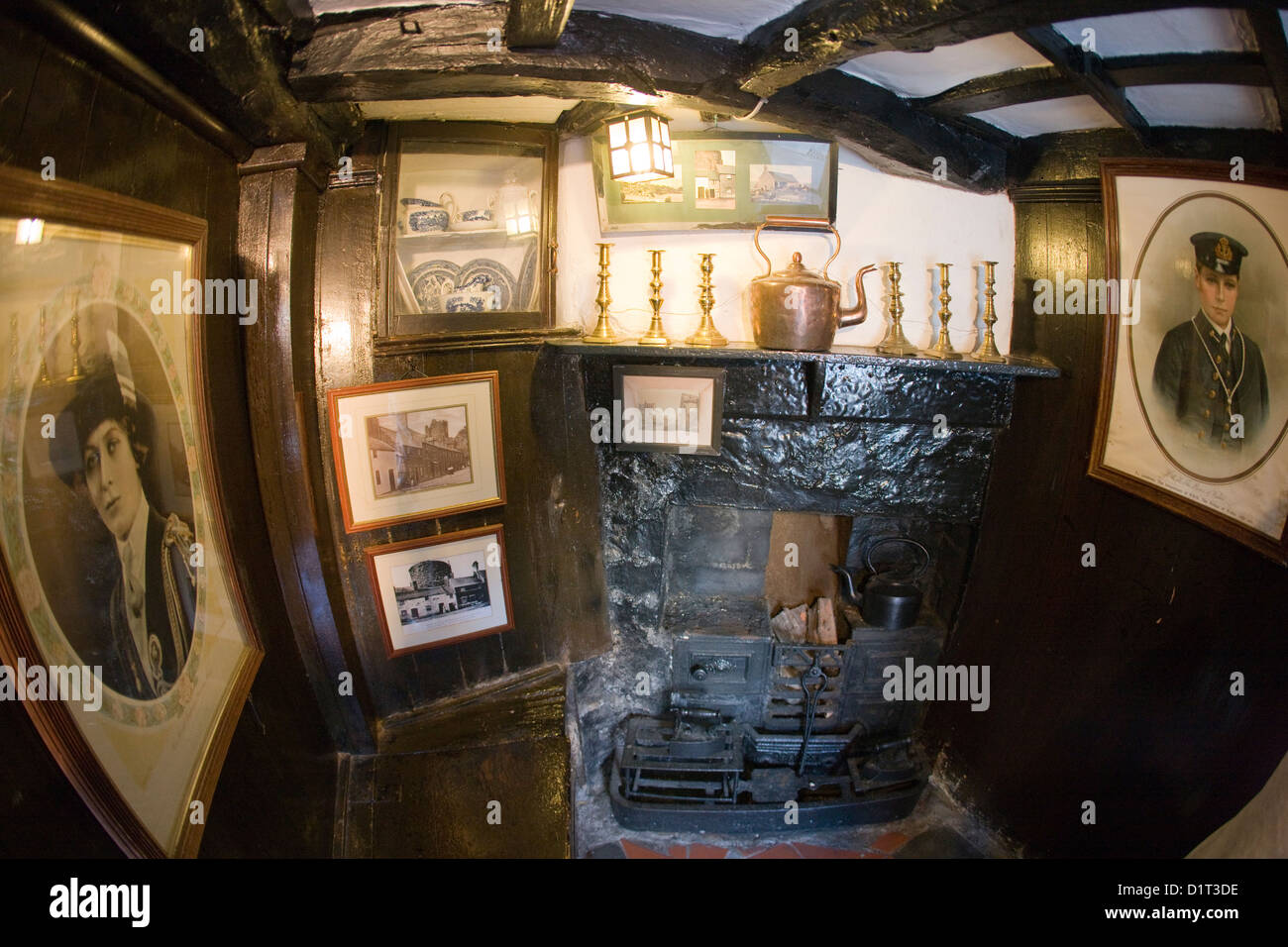 El interior de la casa más pequeña de Gran Bretaña, en Conwy, Gales Foto de stock