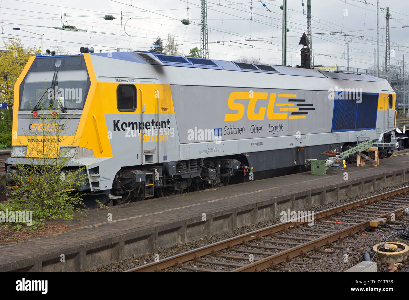 Schienen Guter Logistik locomotora diesel Foto de stock