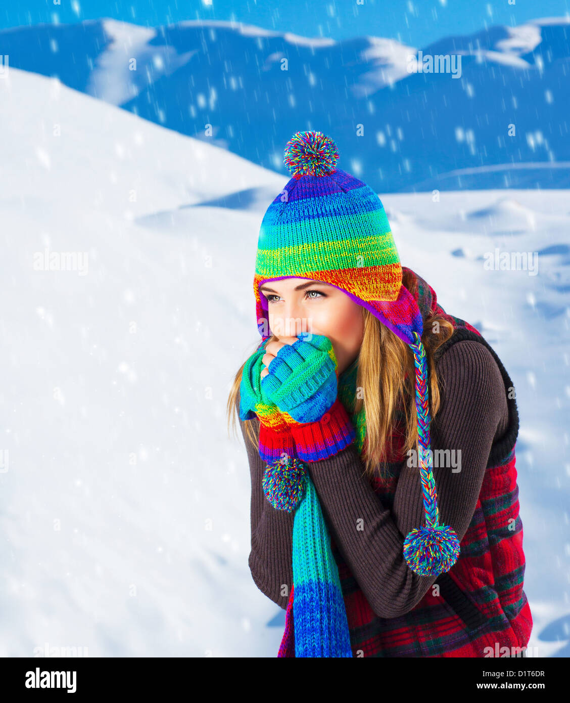 Imagen de lindas mujeres en montañas en invierno, la nieve afuera, hermosa  mujer vistiendo coloridos gorro de lana, bufanda y guantes Fotografía de  stock - Alamy