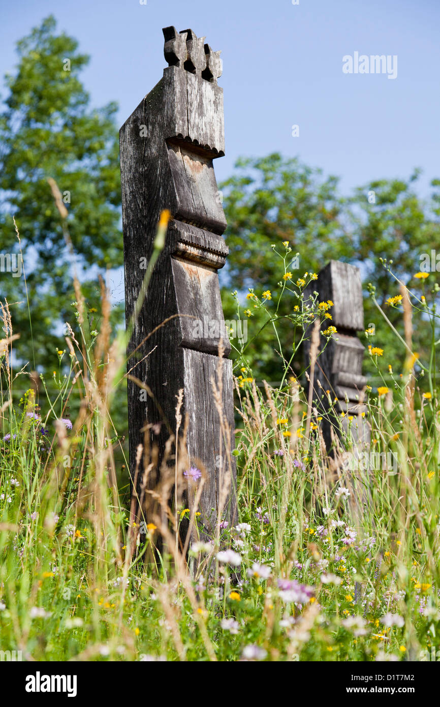 Parque Nacional Aggtelek. La aldea de Josvafoe tradicional húngara, grave o marcadores de tótem, en Húngaro llamado Kopjafa Foto de stock
