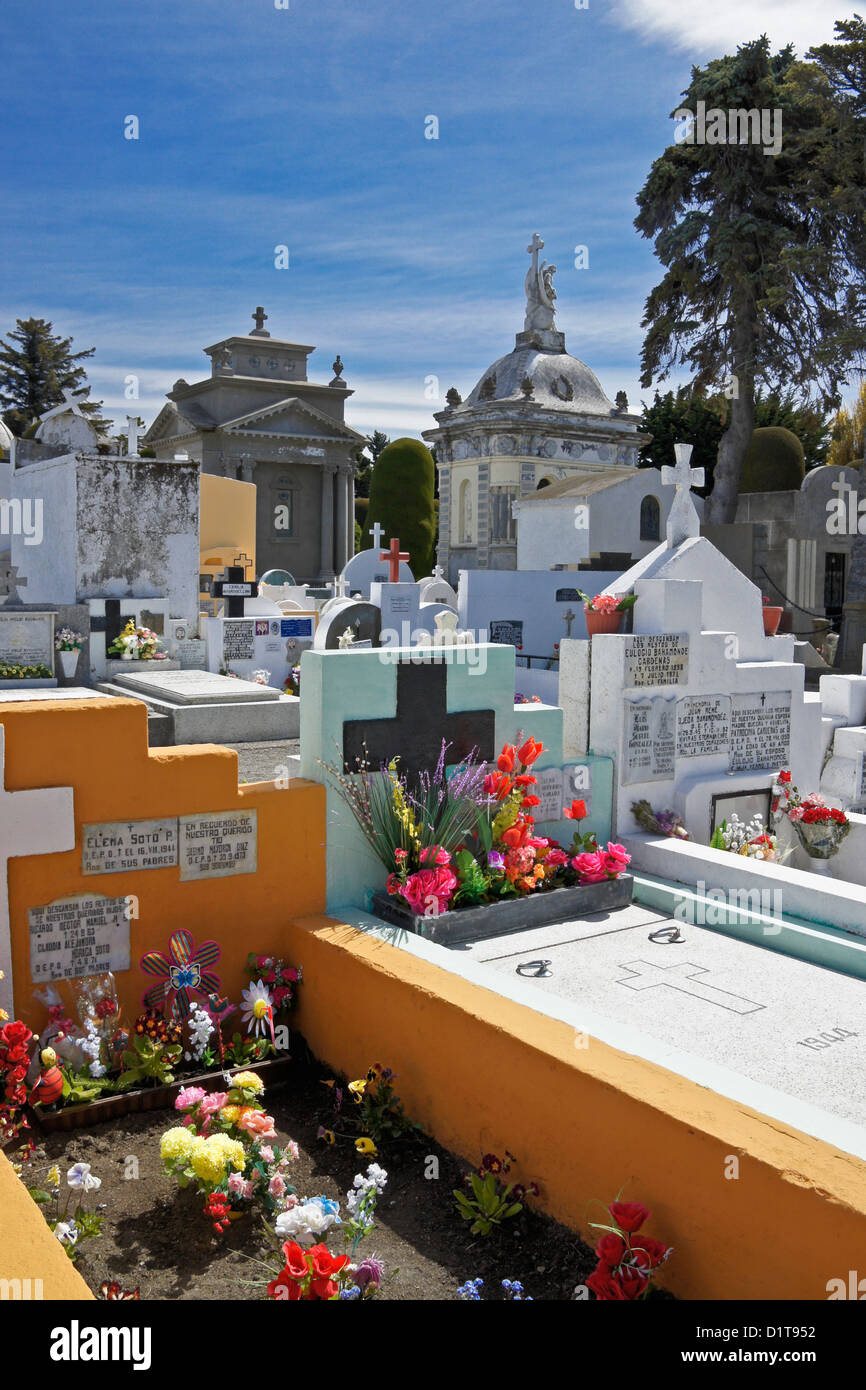 Las fosas y tumbas en el cementerio municipal de la Patagonia, Punta