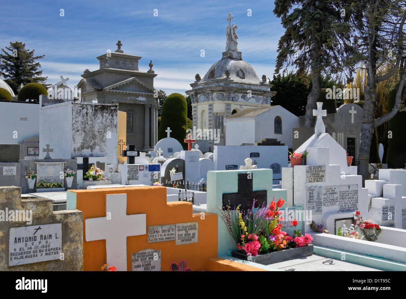 Las fosas y tumbas en el cementerio municipal de la Patagonia, Punta