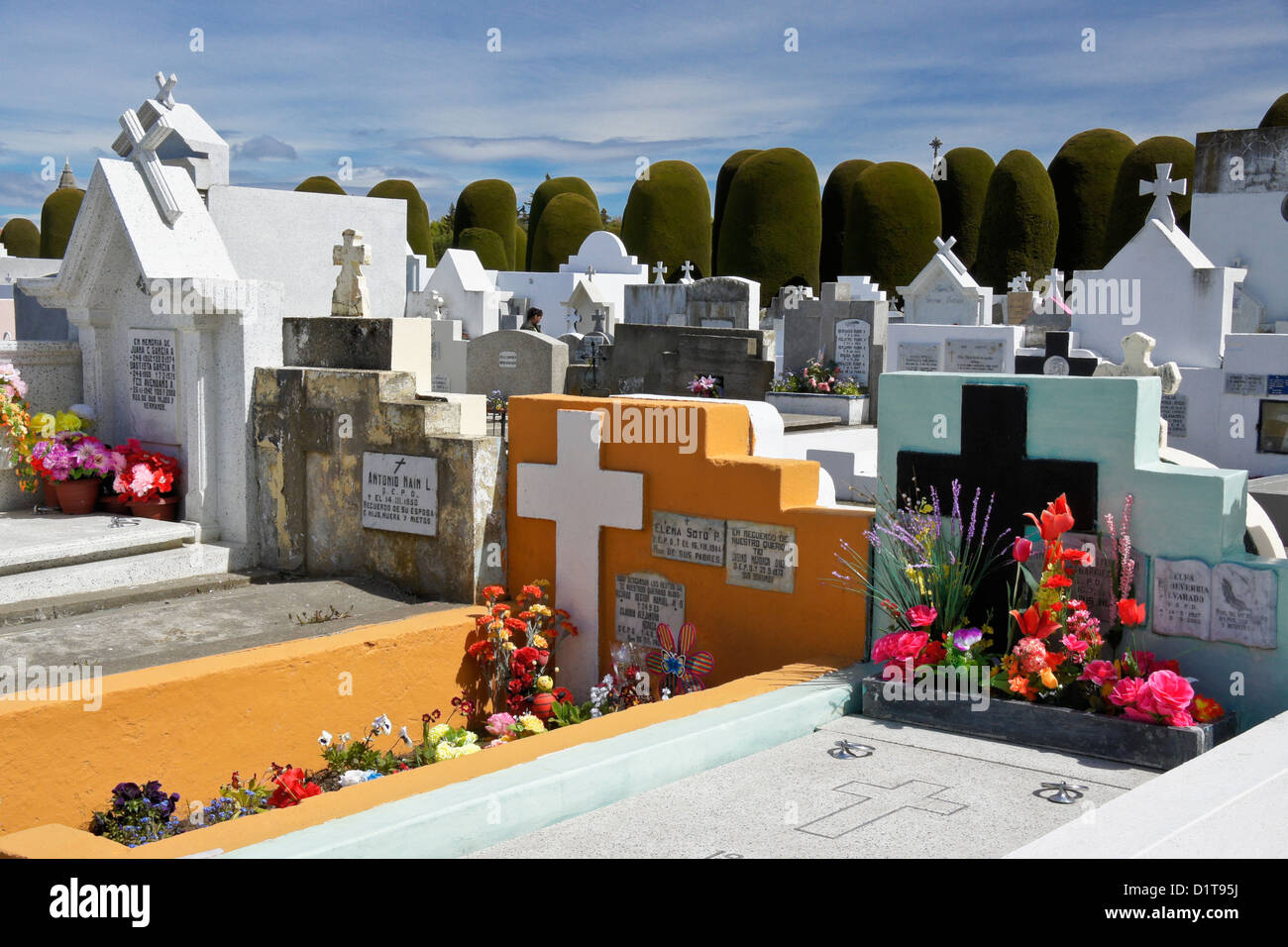 Las fosas y tumbas en el cementerio municipal de la Patagonia, Punta
