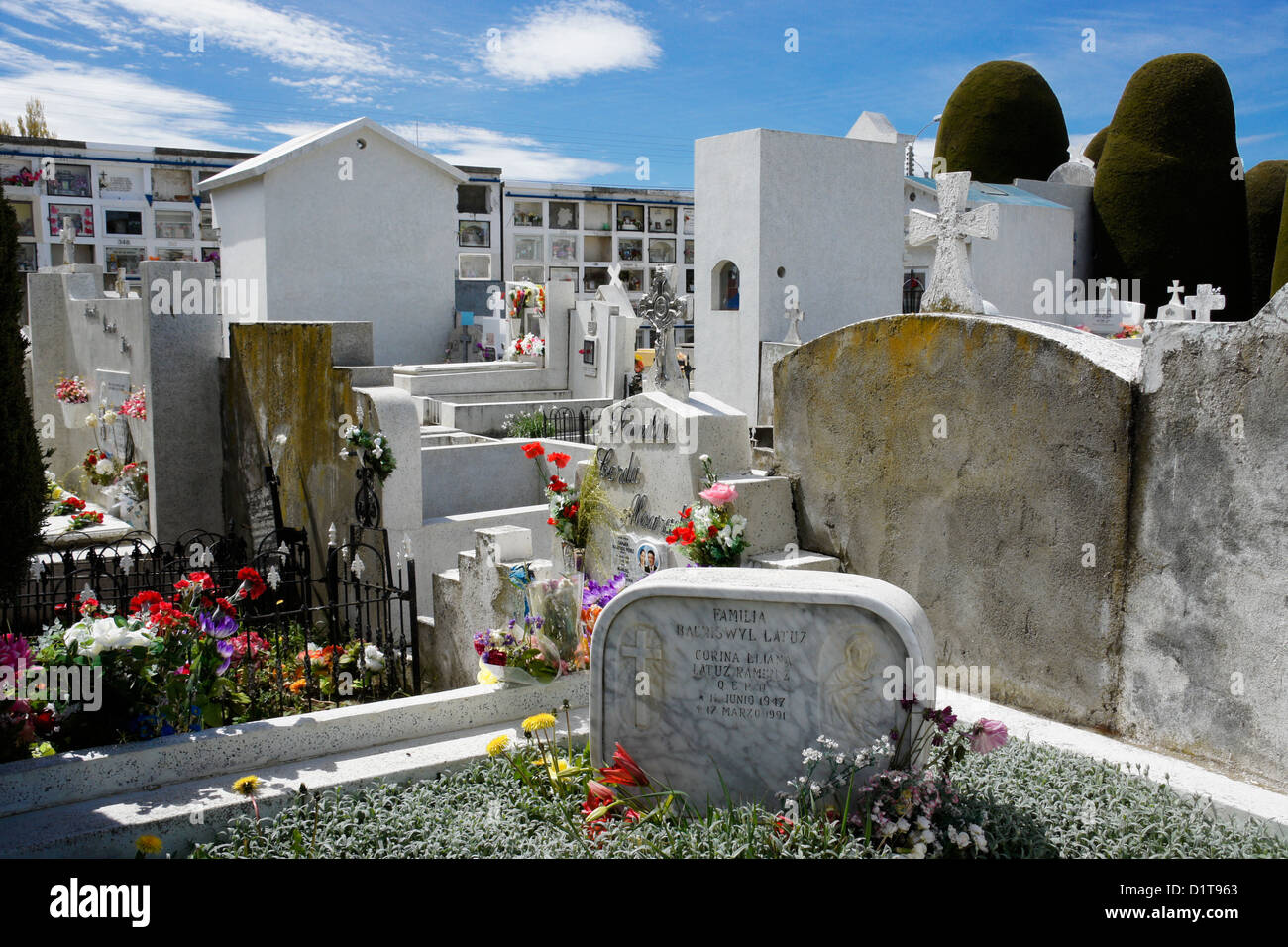Las fosas y tumbas en el cementerio municipal de la Patagonia, Punta