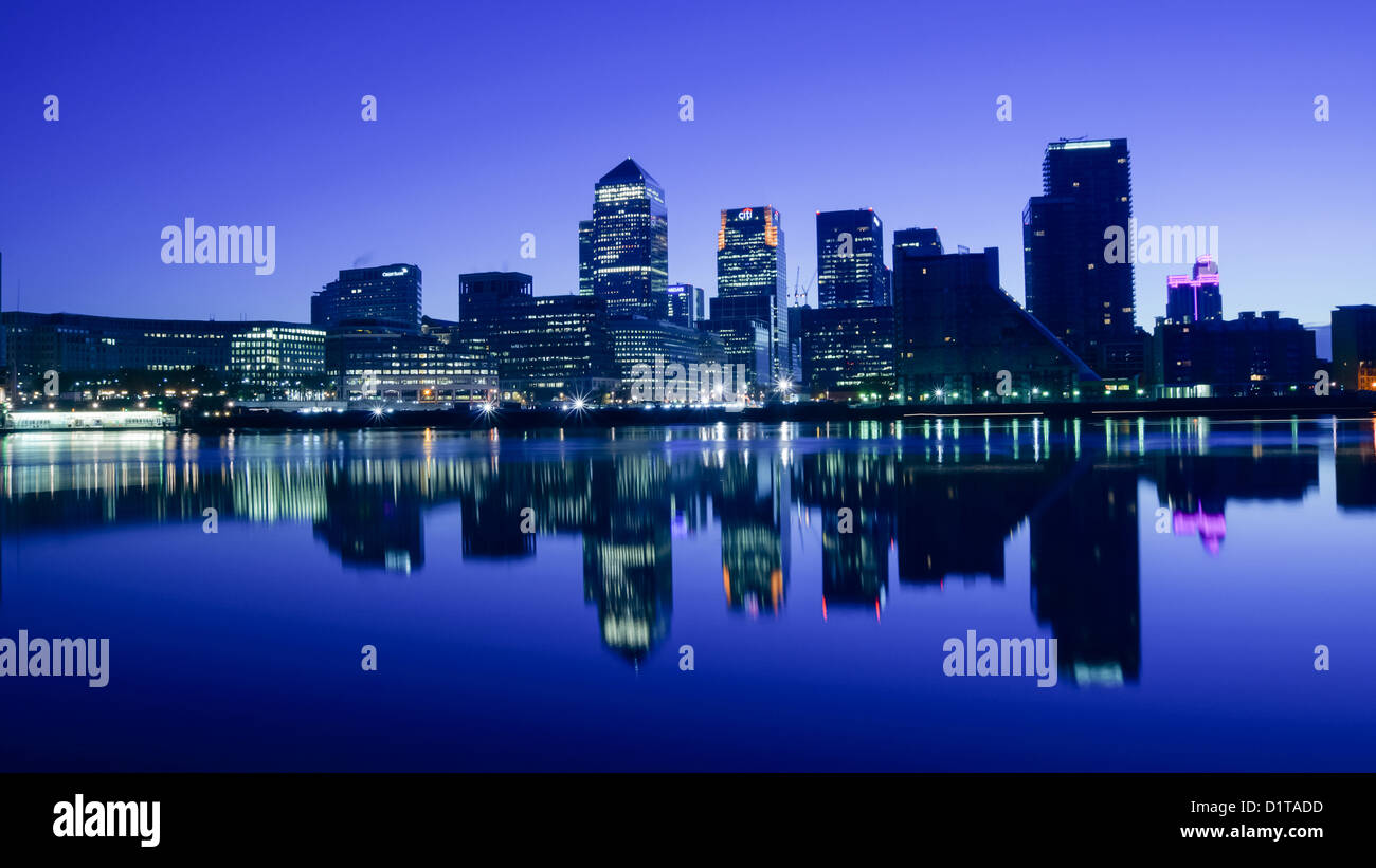 El Docklands Development por la noche en Londres, Inglaterra Foto de stock