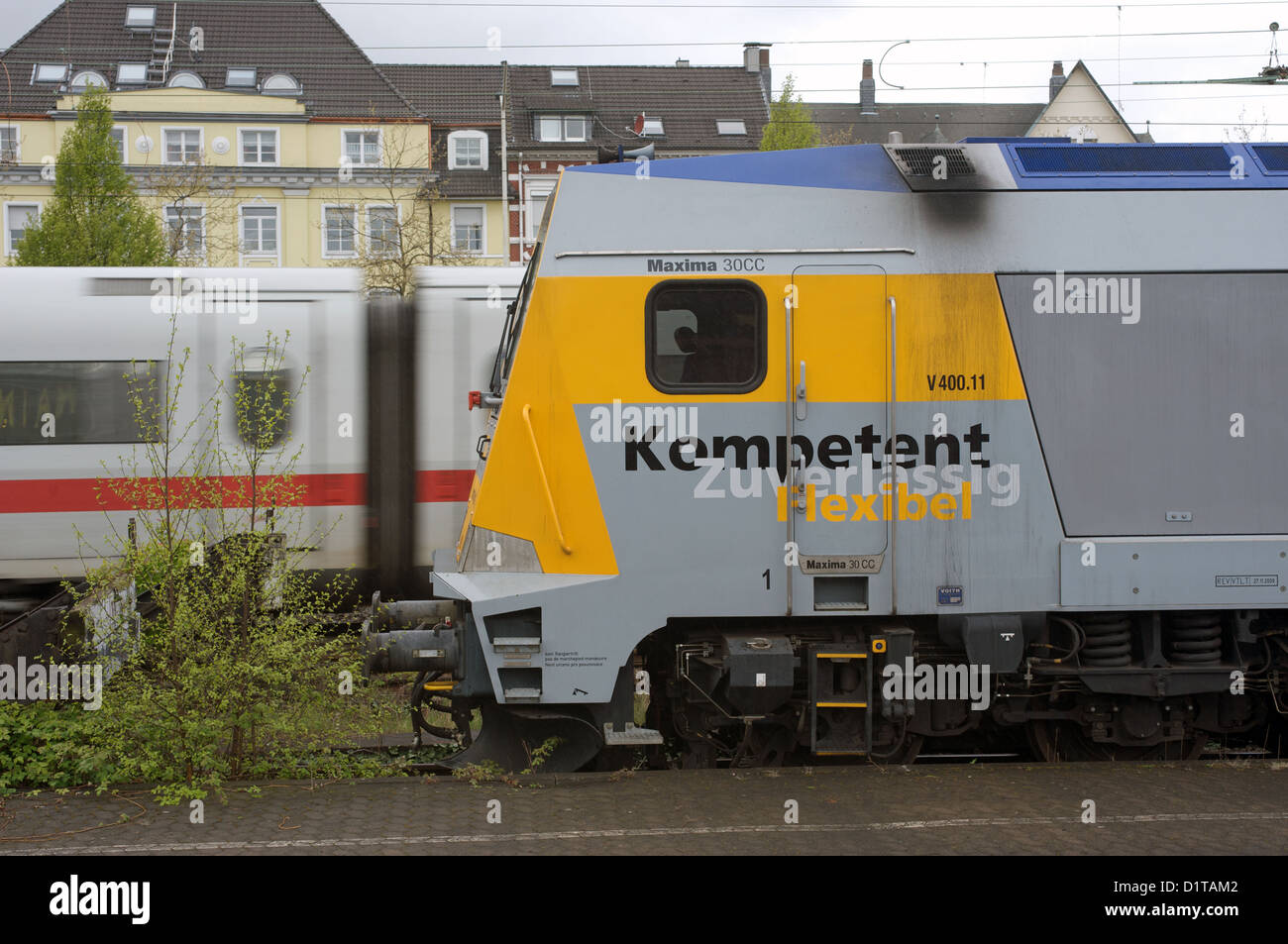 Schienen Guter Logistik locomotora diesel Foto de stock
