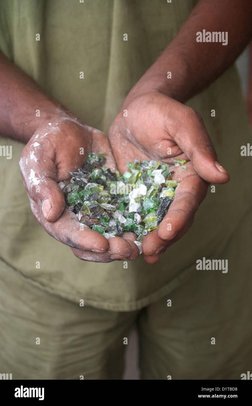 Chips de vidrio para ser utilizado como parte de la iniciativa de reciclaje en Soneva Fushi resort, Baa Atoll, Maldivas Foto de stock