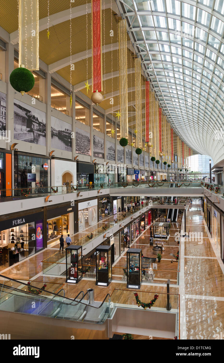 Las tiendas en Marina Bay Sands, Singapur Foto de stock