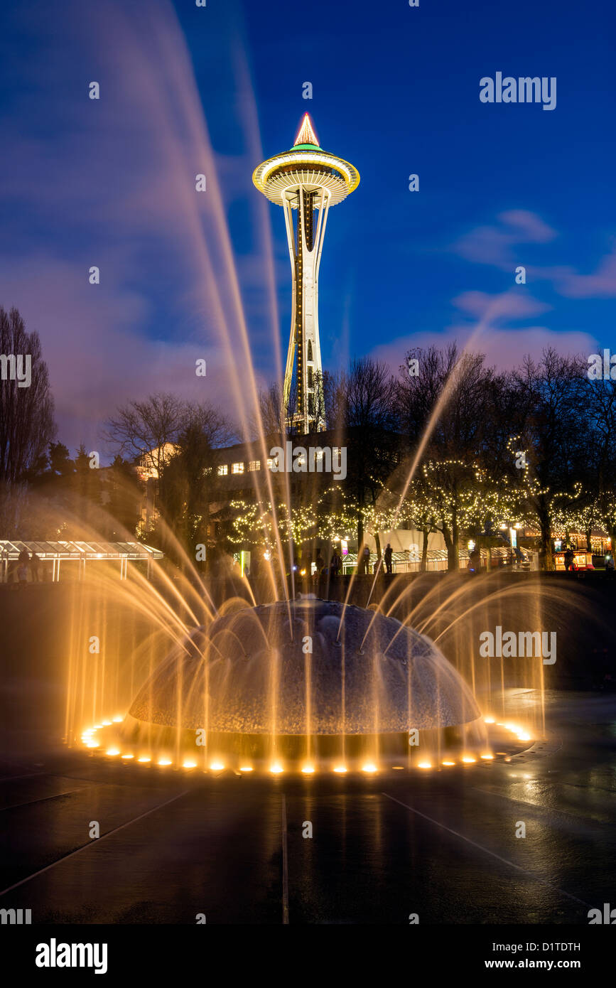 La fuente internacional con aguja espacial en el fondo, en el centro de Seattle, Seattle, Washington, EE.UU. Foto de stock