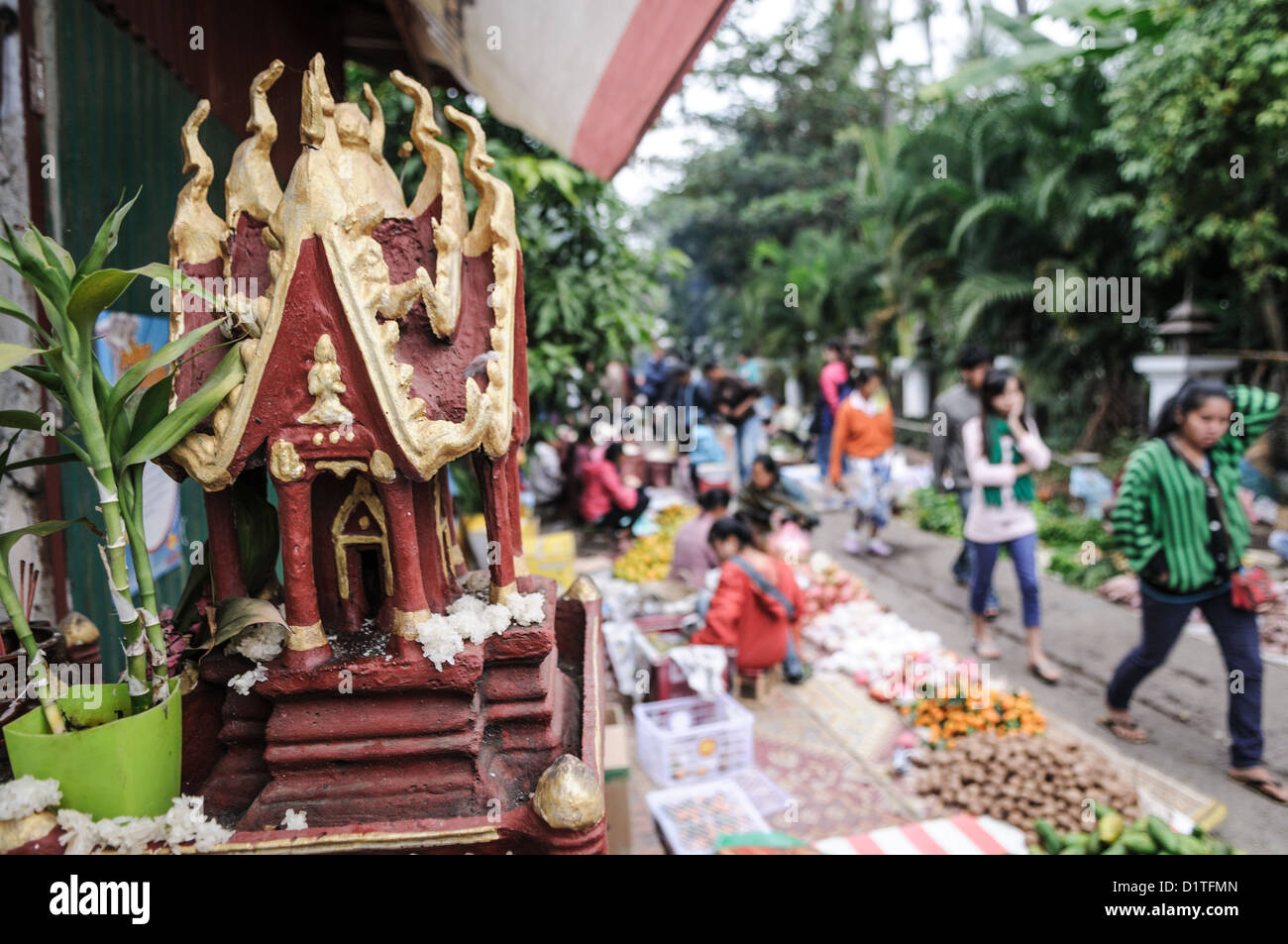 En Luang Prabang, Laos - El mercado matinal en Luang Prabang, Laos. Comenzando temprano en la mañana, los vendedores locales convergen en esta calle en el centro de la ciudad de Luang Prabang para vender a los lugareños. Sus creaciones son principalmente alimentos, pero también hay algunos puestos de venta de recuerdos para los turistas. Foto de stock