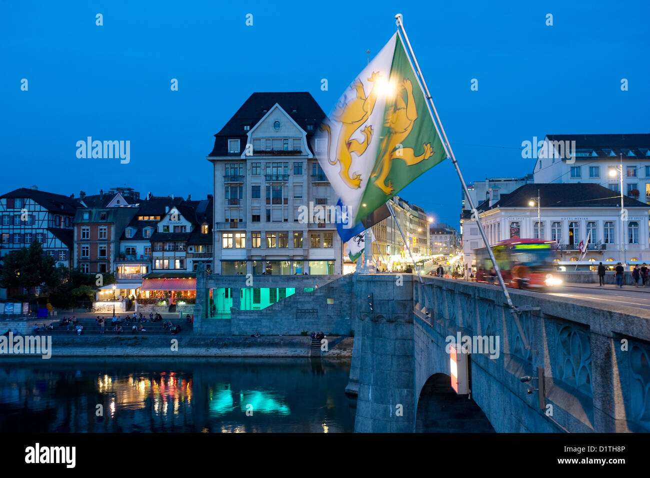 Basilea, Suiza, el medio puente con banderas de las comunidades de Basilea en la luz de la tarde Foto de stock