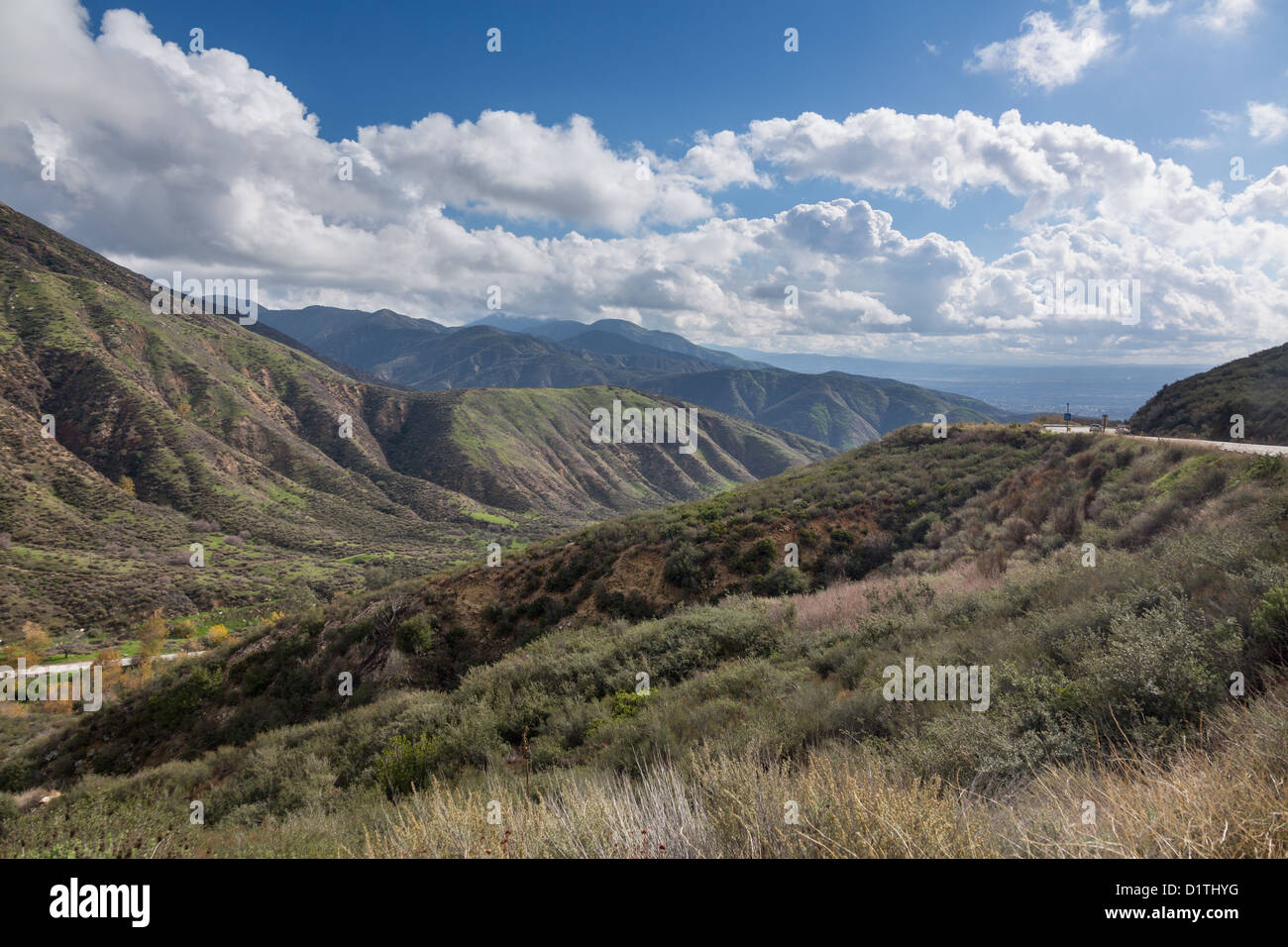 Ver abajo un valle hacia San Bernardino de la California State Route 18 Rim de la autopista mundial, EE.UU. Foto de stock