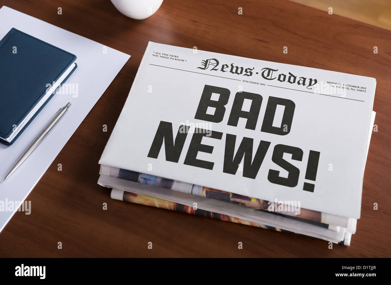 Concepto de periódicos con tema candente "malas noticias" recostado sobre el escritorio de oficina. Foto de stock