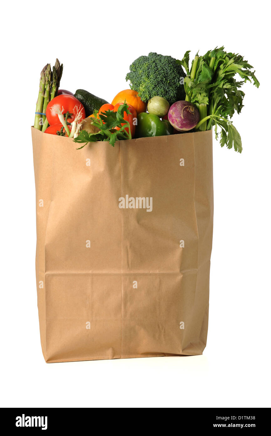 Frutas y verduras en bolsas de la compra de papel aislado sobre fondo blanco. Foto de stock