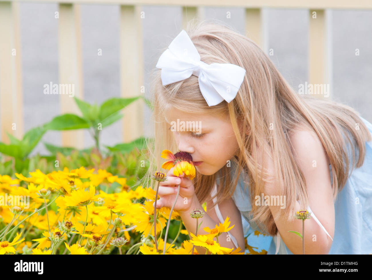 Joven oliendo una flor Foto de stock