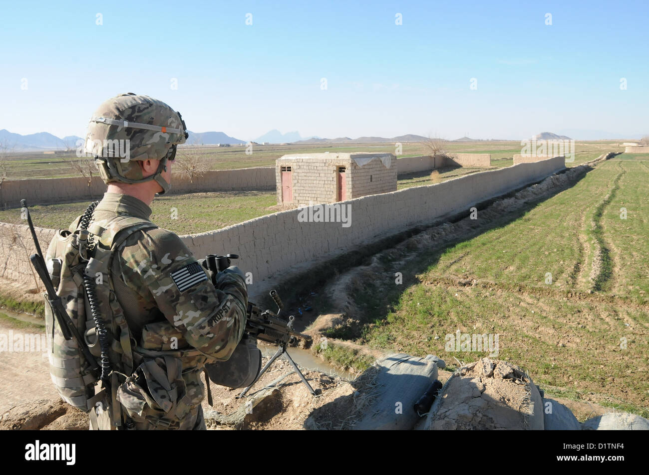 Un soldado del ejército de los Estados Unidos mantiene vigilancia durante una patrulla el 2 de enero de 2013 en el pueblo de Bala Boluk, Afganistán. Foto de stock