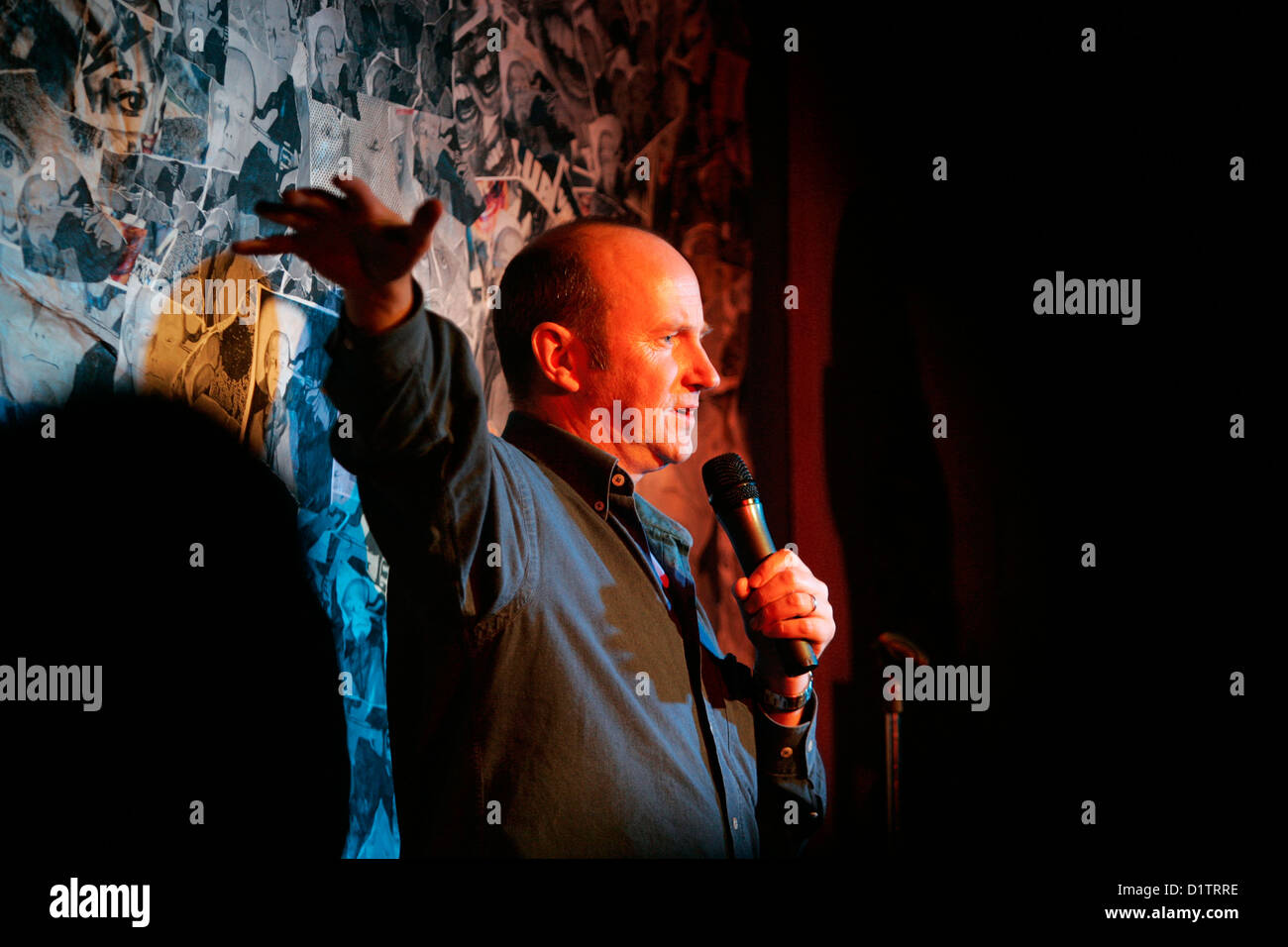 Comediante escocés Fred MacAuley realizar en el Stand de Edimburgo Foto de stock