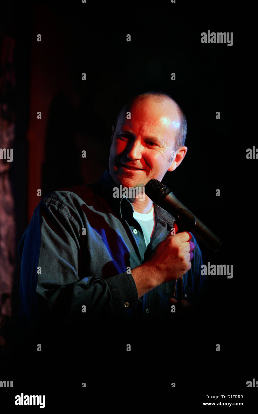 Comediante escocés Fred MacAuley realizar en el Stand de Edimburgo Foto de stock