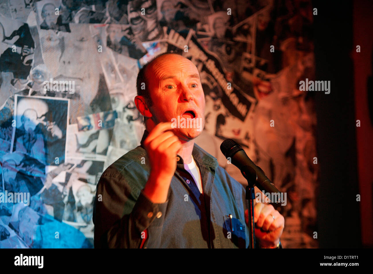 Comediante escocés Fred MacAuley realizar en el Stand de Edimburgo Foto de stock