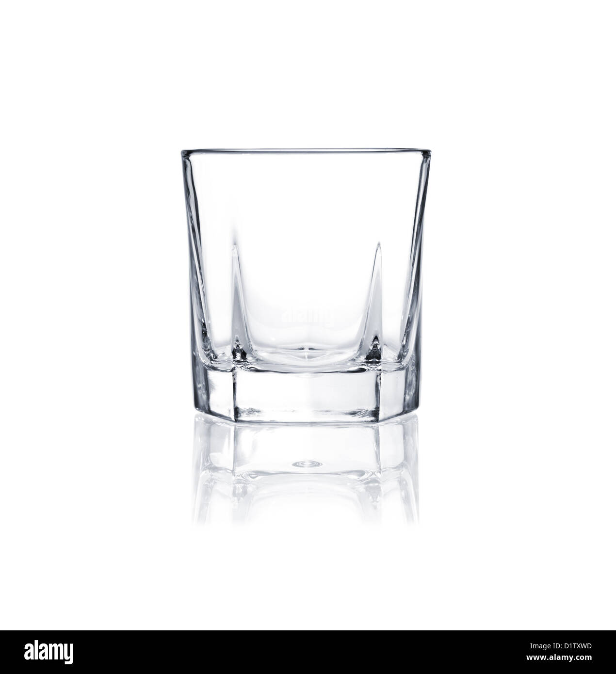 Vaso de whisky vacío aislado sobre fondo blanco. Foto de stock