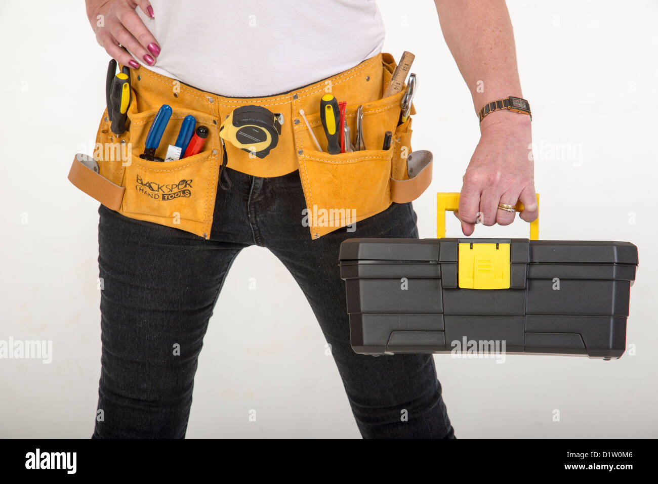 Mujer vistiendo un cinturón de herramientas y llevando una caja de  herramientas Fotografía de stock - Alamy