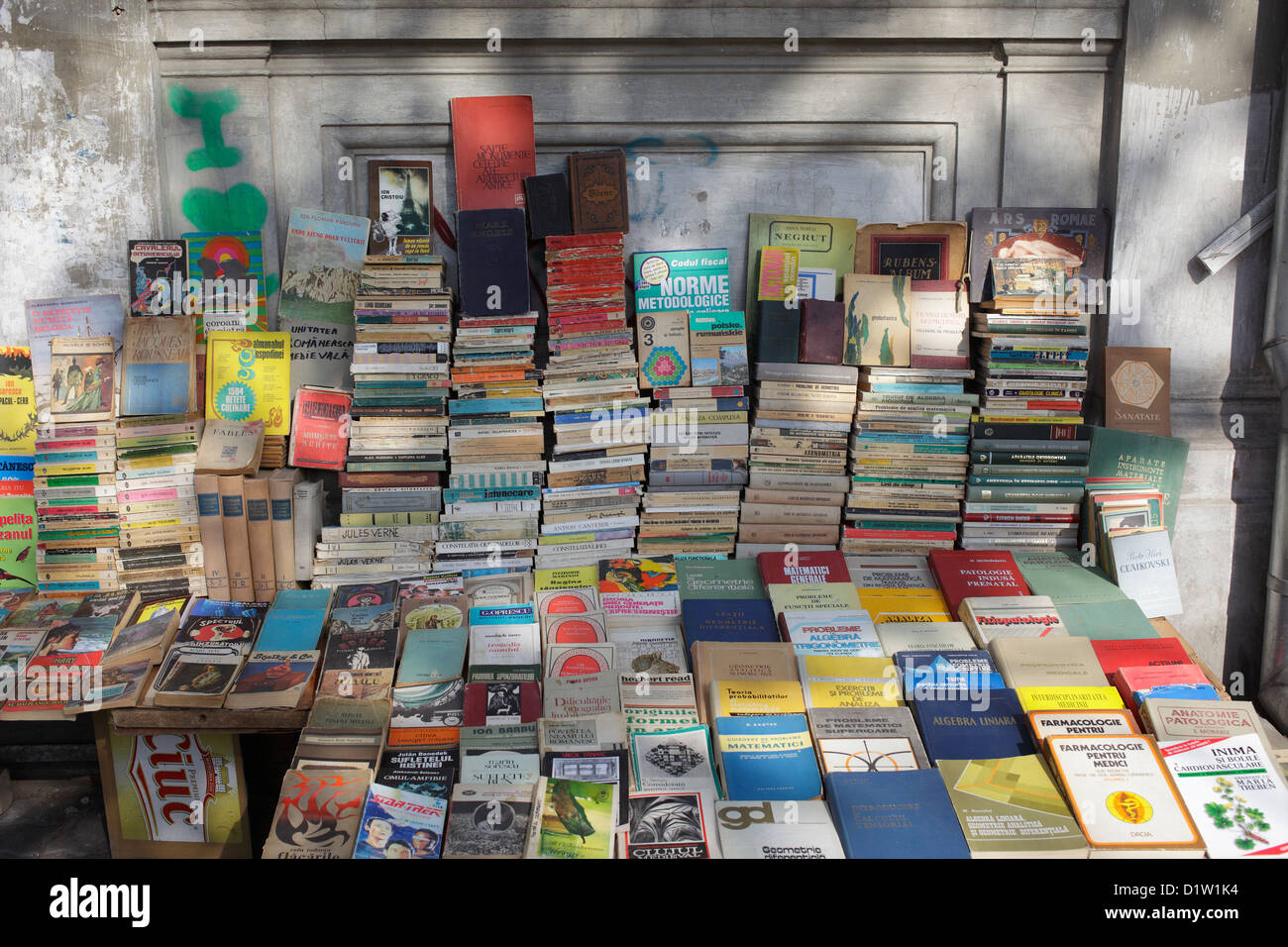 Bucarest, Rumania, libros usados para la venta en la calle en la  Universidad Fotografía de stock - Alamy