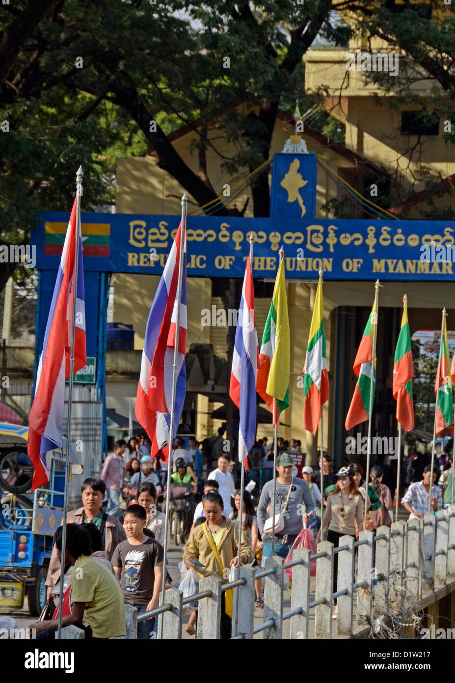 Las personas, principalmente turistas,cruz de Tachileik,Myanmar,en Mae Sai, en el norte de Tailandia después de un día de viaje a Myanmar .El turismo está en auge, ya que la mayoría de las sanciones fueron levantadas. Foto de stock