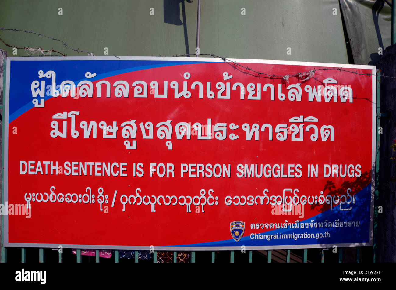 Un cartel en inglés y en birmano tailandeses, advierte de la pena de muerte para los traficantes de drogas, en la frontera con Myanmar, Tailandia Foto de stock