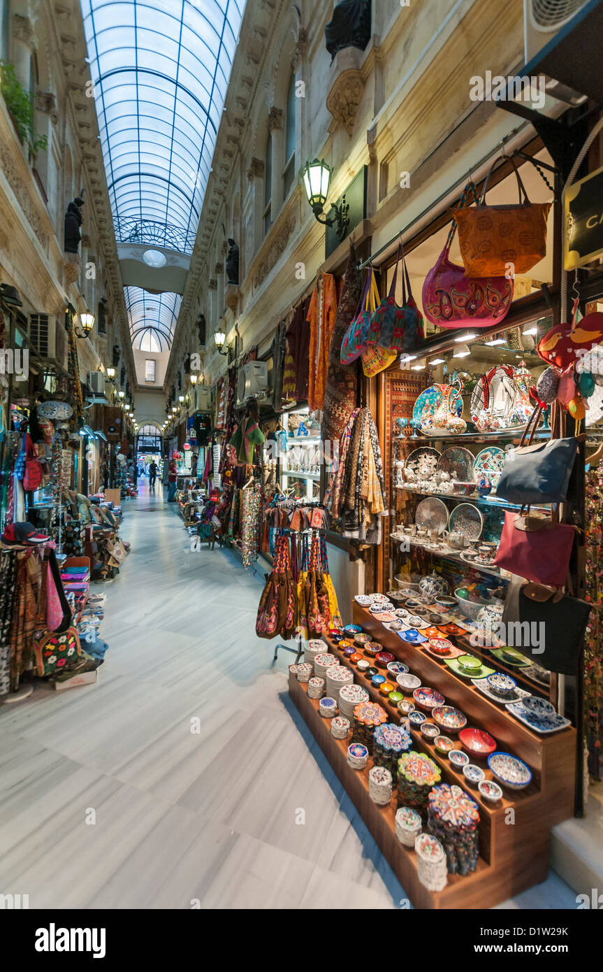 Pasaje de espejo (bazar) en Beyoglu, Istanbul, Turquía Fotografía de stock  - Alamy