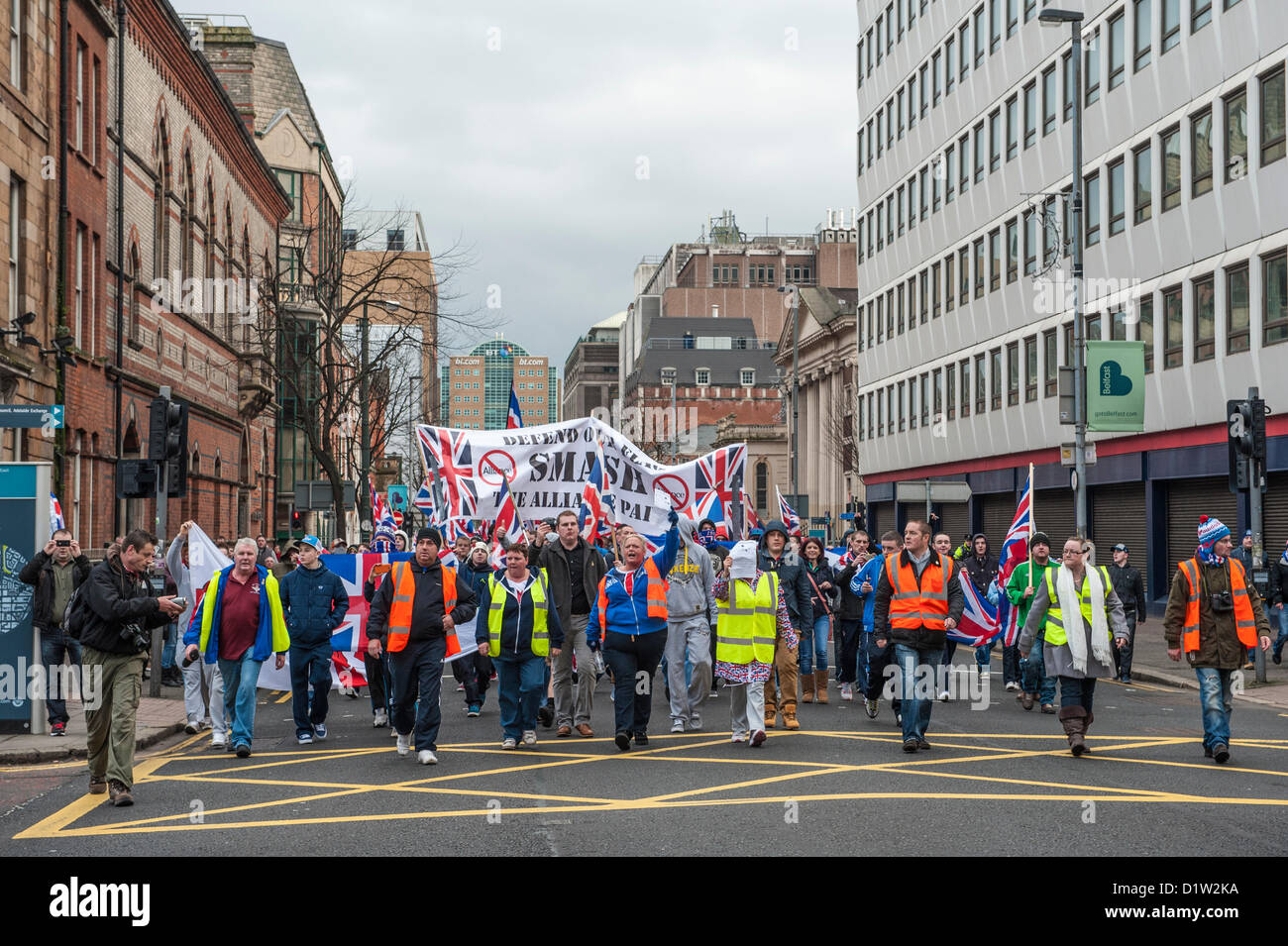 Sábado 5 de enero de 2013, en Belfast, Irlanda del Norte, Reino Unido. Legitimistas asistir a Belfast City Hall La Bandera de Protesta. Alamy Live News. Foto de stock