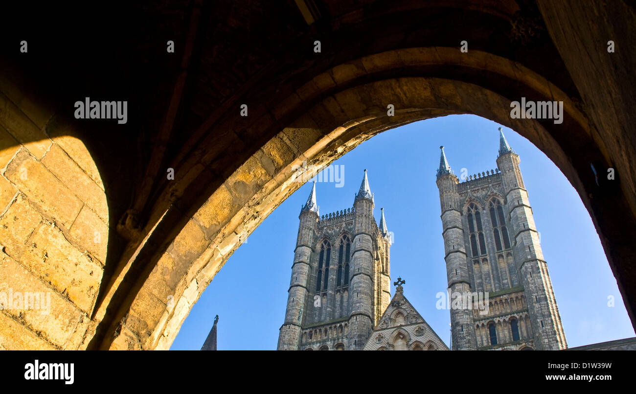 Listado como grado 1, las torres de la Catedral de Lincoln al anochecer Lincolnshire Inglaterra Europa Foto de stock