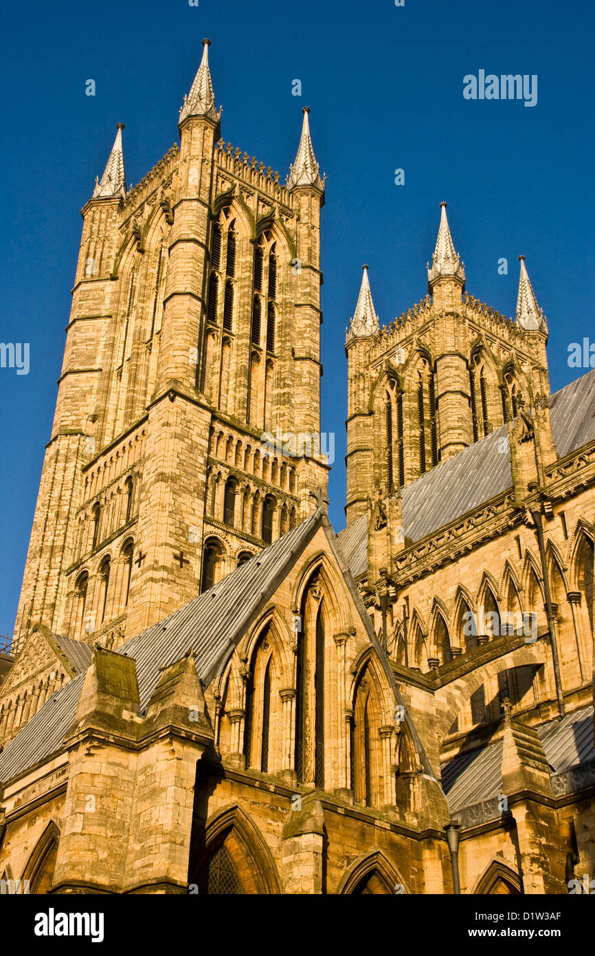 Torres de estilo gótico de la Catedral de Lincoln Europa Inglaterra Lincolnshire Foto de stock