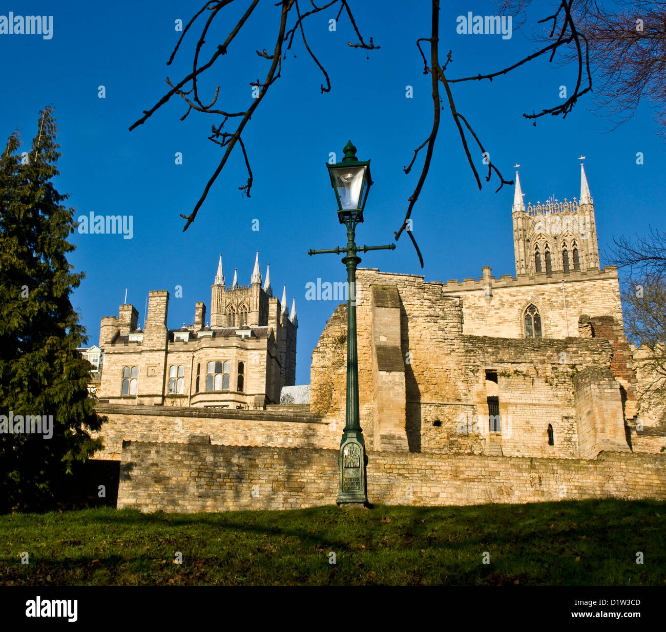 Las torres de la Catedral de Lincoln y el Palacio de los obispos de Europa Inglaterra Lincolnshire Foto de stock
