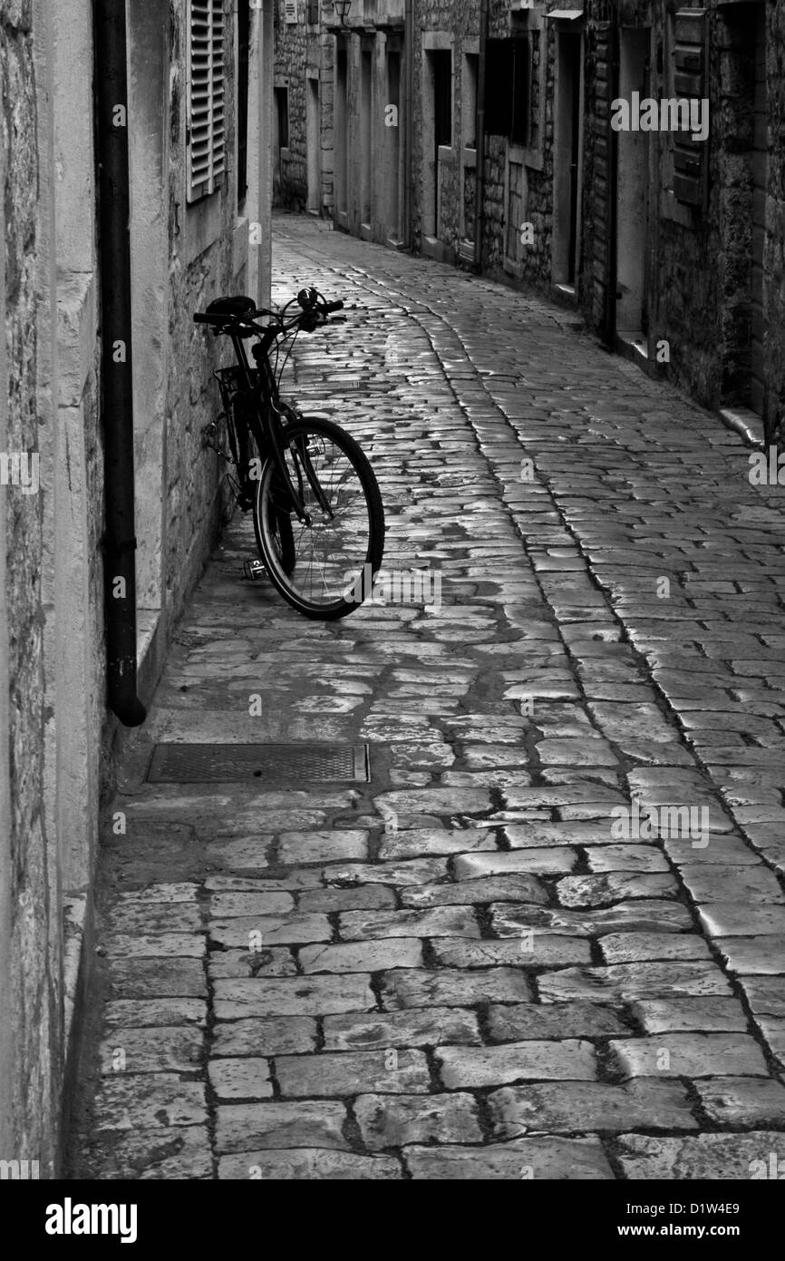 Bicicleta en calle adoquinada al amanecer Stari Grad Hvar isla Croacia Europa Foto de stock