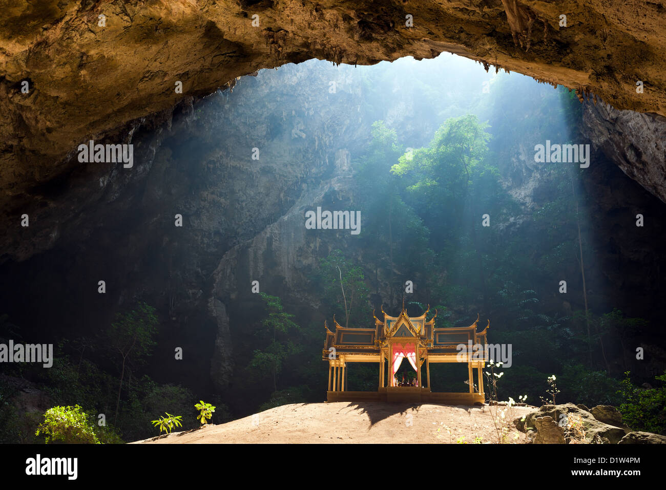 Mañana sunbeam en golden pavillion budista en cueva silvestres, Sam Roi Yot, Tailandia Foto de stock