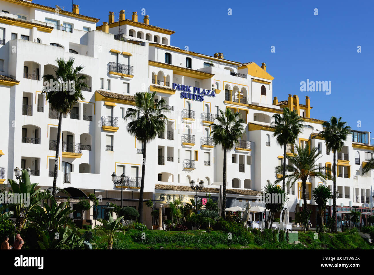 España, Andalucia - Puerto Banus, Marbella, Costa del Sol. Benabola Bay  Development (aldea árabe). Hotel Park Plaza Suites Fotografía de stock -  Alamy
