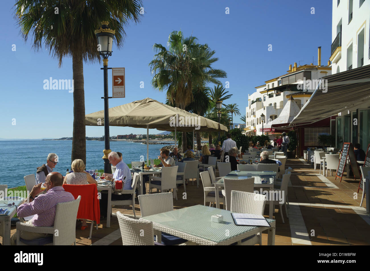 España, Andalucia - Puerto Banus, Marbella, Costa del Sol. Benabola Bay  Development (aldea árabe). Café al aire libre para comer Fotografía de  stock - Alamy