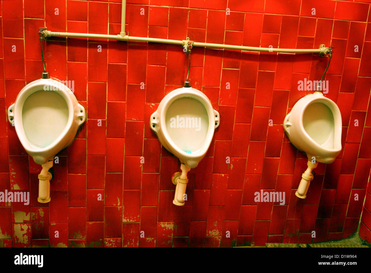Los urinarios masculinos en un baño público, Praga República Checa, Europa  Fotografía de stock - Alamy