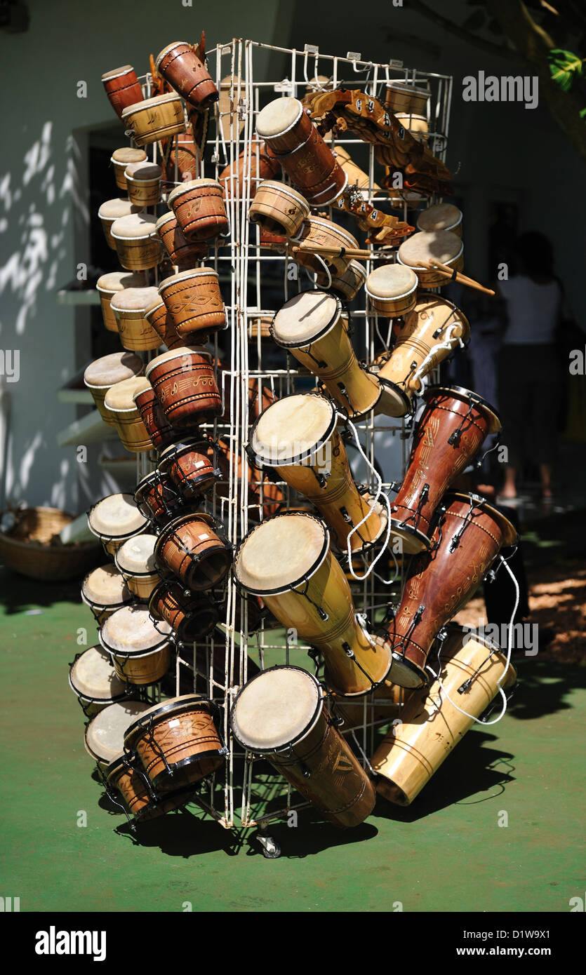 Instrumentos cubanos tradicionales fotografías e imágenes de alta  resolución - Alamy